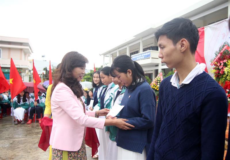 Đồng chí Nguyễn Thị Lệ trao học bổng cho học sinh nghèo vượt khó học giỏi tại lễ khai giảng. Ảnh: VIỆT QUỲNH