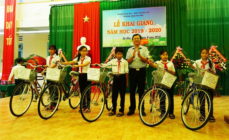 Đồng chí Tôn Thiện Đồng - Bí thư Huyện ủy Đạ Tẻh trao xe đạp cho học sinh nghèo Trường THCS xã Đạ Kho, huyện Đạ Tẻh. Ảnh: PHẠM CÔNG TÁM 