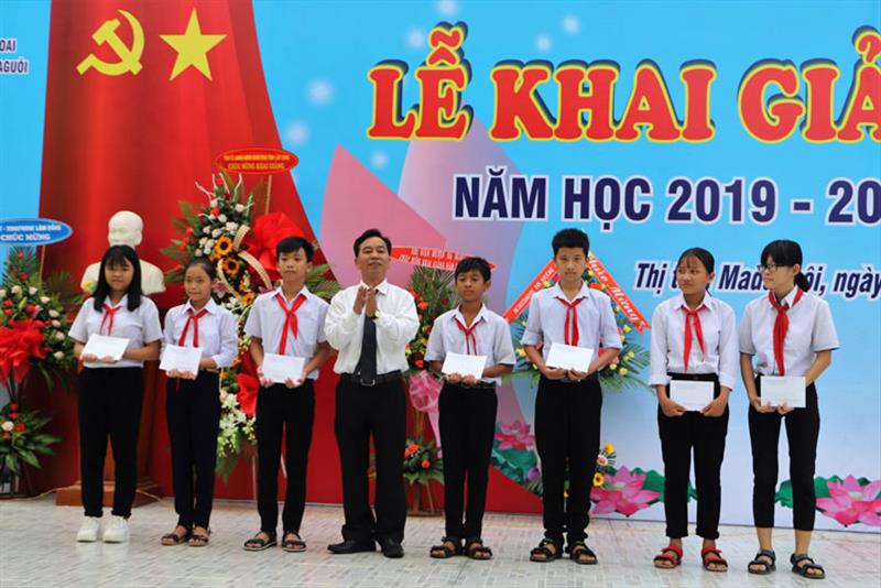 Đồng chí Nguyễn Quý Mỵ - Tỉnh ủy viên, Bí thư Huyện ủy Đạ Huoai tặng học bổng cho các em học sinh nghèo vượt khó. Ảnh: KHÁNH PHÚC