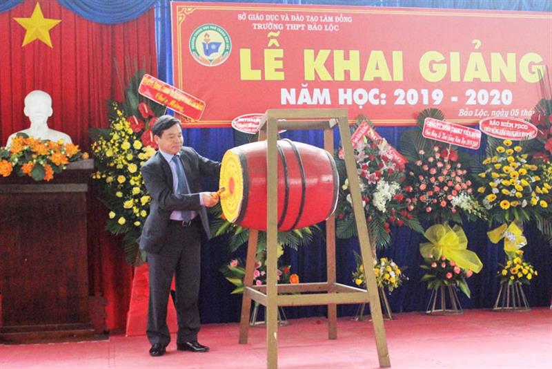 Đồng chí Nguyễn Văn Triệu đánh trống khai trường. Ảnh: KHÁNH PHÚC