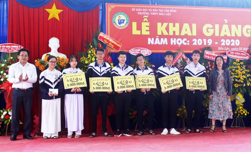 Quỹ học bổng Sao Mai (TP Hồ Chí Minh) trao học bổng tiếp sức 5 triệu đồng/suất cho học sinh Trường THPT Bảo Lộc. Ảnh: KHÁNH PHÚC