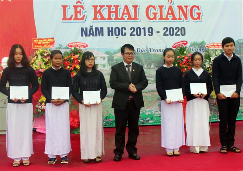 Đồng chí Nguyễn Ngọc Phúc trao học bổng cho các em học sinh nghèo vượt khó học giỏi. Ảnh: THY VŨ