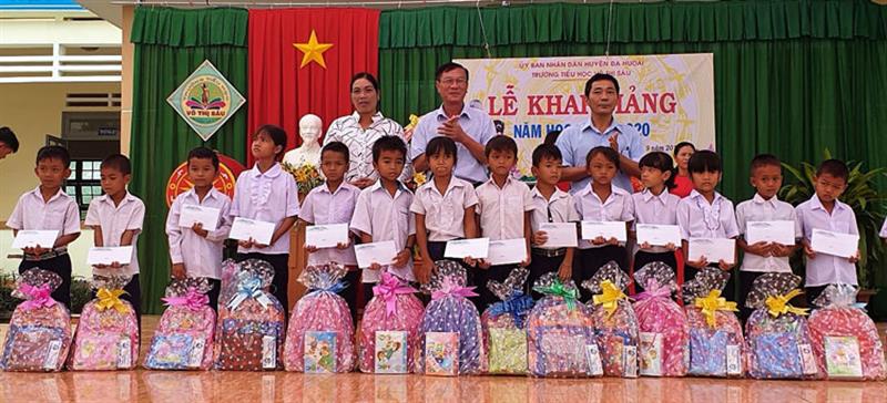 Công ty CP Thủy điện miền Nam trao quà cho các em học sinh nghèo vượt khó xã Phước Lộc nhân ngày khai giảng năm học mới. Ảnh: HẢI ĐƯỜNG