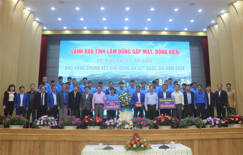 Lãnh đạo tỉnh tặng hoa và quà đội bóng đá U21 tại buổi gặp mặt.