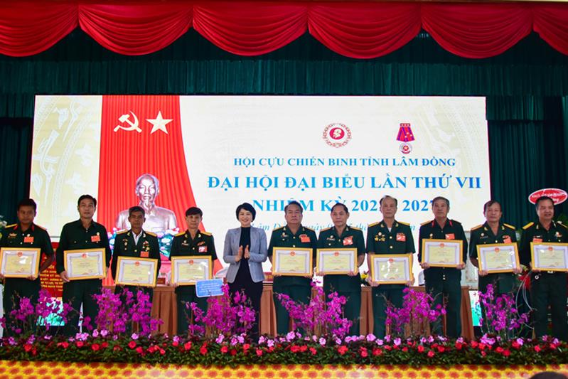 Tặng Bằng khen của Chủ tịch UBND tỉnh cho các tập thể, cá nhân  