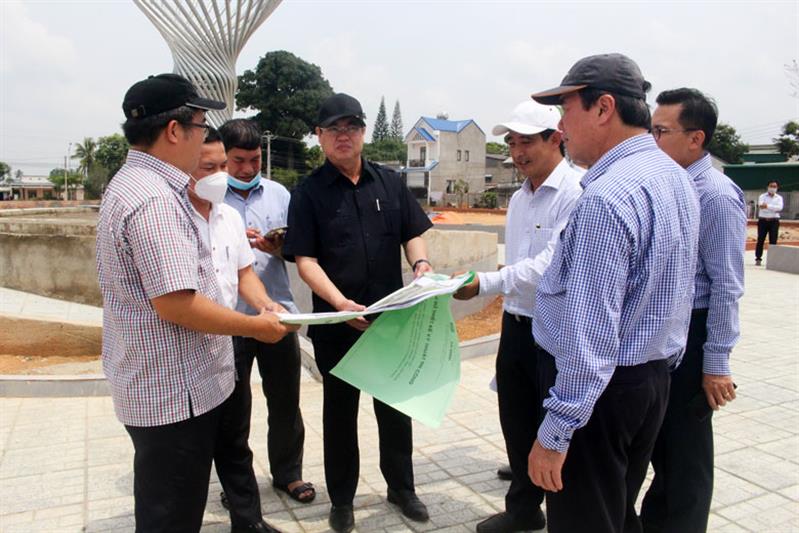 Thường trực Tỉnh ủy cùng các đồng chí trong đoàn kiểm tra công tác quản lý, bảo vệ rừng và các công trình trọng điểm trên địa bàn