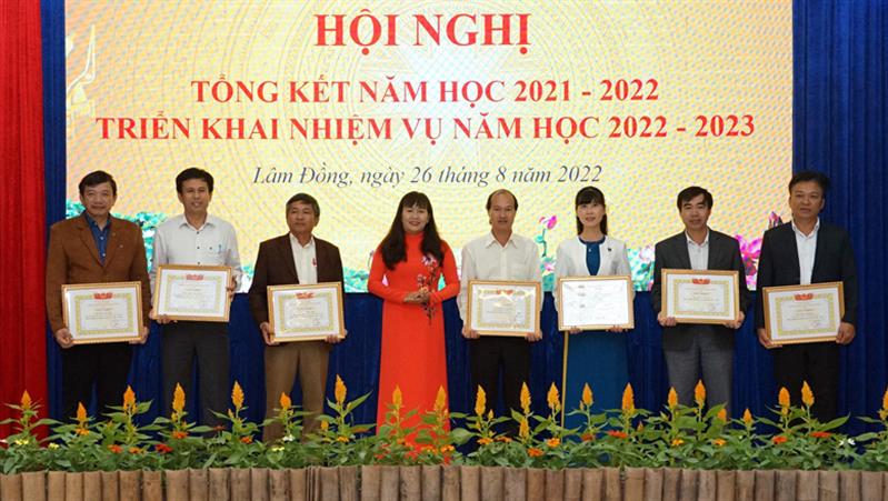 Trao giấy khen cho các cá nhân xuất sắc