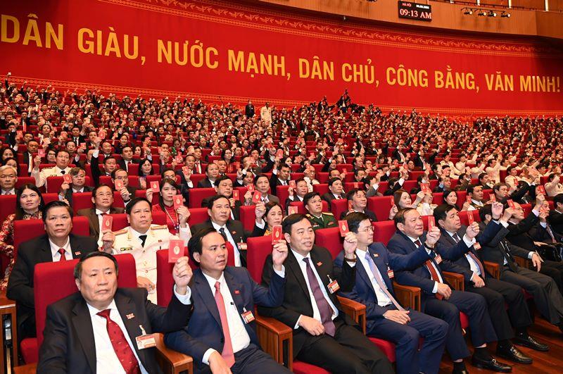 Các đại biểu biểu quyết, thông qua Nghị quyết Đại hội XIII Đảng Cộng sản Việt Nam. (Ảnh: Duy Linh)