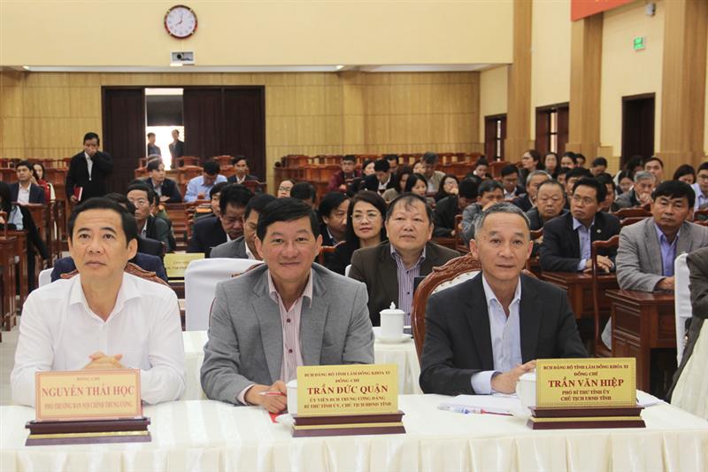 Các đồng chí Thường trực Tỉnh ủy tham dự hội nghị trực tiếp tại Hội trường Tỉnh ủy.