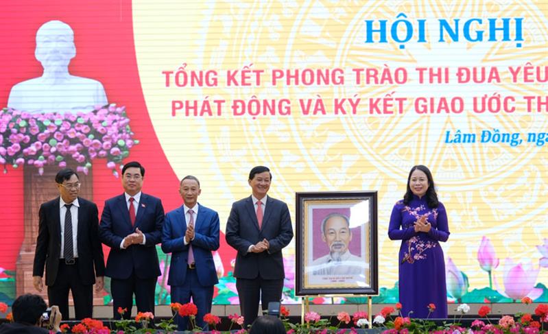 Phó Chủ tịch nước Võ Thị Ánh Xuân tặng bức ảnh Bác Hồ cho tỉnh Lâm Đồng nhân hội nghị tổng kết phong trào thi đua yêu nước năm 2021, triển khai các nhiệm vụ trọng tâm và phát động, ký kết giao ước thi đua năm 2022. Ảnh: Hồng Thắm