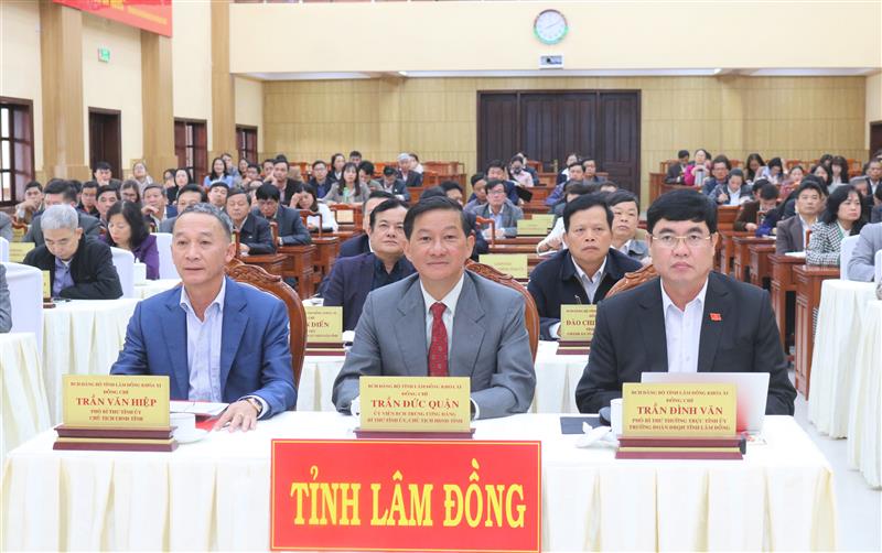 Các đồng chí chủ trì Hội nghị tại điểm cầu Hội trường Tỉnh ủy Lâm Đồng.