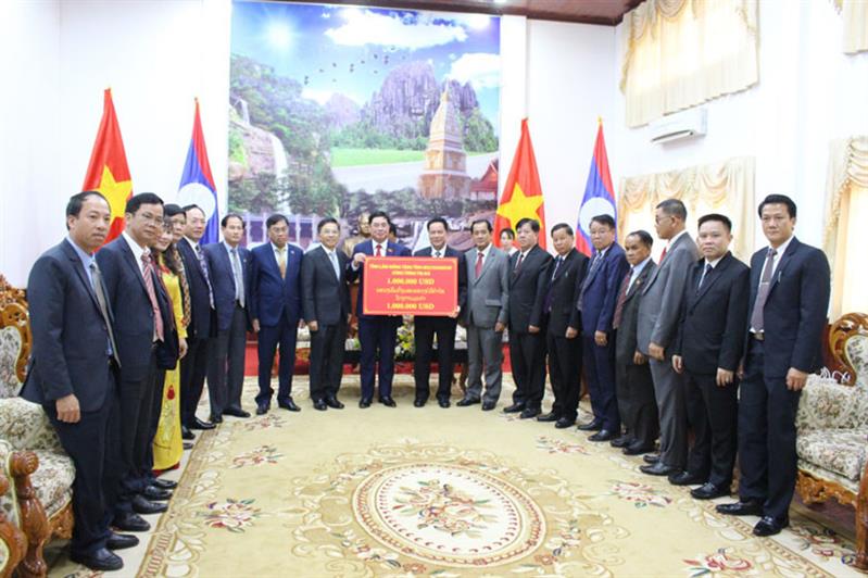 Phó Bí thư Thường trực Tỉnh ủy, Trưởng đoàn Đại biểu Quốc hội tỉnh Lâm Đồng trao tặng 1 triệu USD cho tỉnh Bôlykhămxay