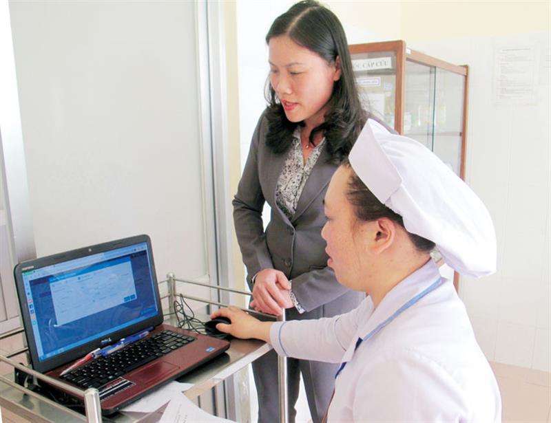 Thạc sĩ - Bác sĩ Nguyễn Thị Hiếu Hòa - Giám đốc Trung tâm Y tế Đà Lạt kiểm tra khâu nhập dữ liệu vào phần mềm quản lý tiêm chủng ở Trạm Y tế Phường 4