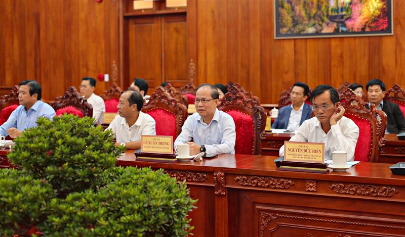 Nhà báo Nguyễn Đức Hiển - Phó Tổng biên tập Báo Pháp luật TP Hồ Chí Minh phát biểu đóng góp ý kiến tại buổi làm việc.