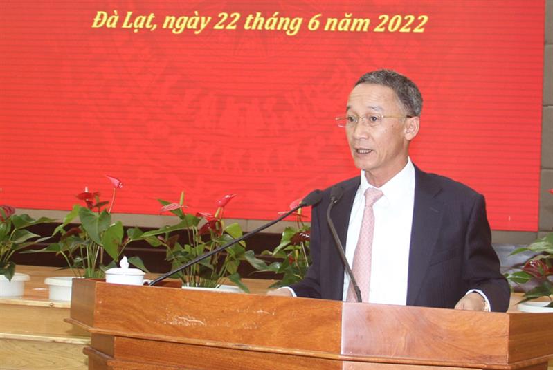 Chủ tịch UBND tỉnh Lâm Đồng Trần Văn Hiệp thông tin tới các đồng chí nguyên lãnh đạo tỉnh qua các thời kỳ tình hình phát triển kinh tế - xã hội, đảm bảo quốc phòng - an ninh, công tác xây dựng Đảng, hệ thống chính trị 6 tháng đầu năm, phương hướng, nhiệm vụ 6 tháng cuối năm 2022