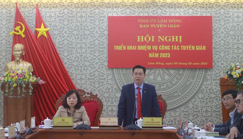 Đồng chí Trần Trung Hiếu - Phó Trưởng ban Thường trực Ban Tuyên giáo Tỉnh ủy phát biểu kết luận hội nghị.