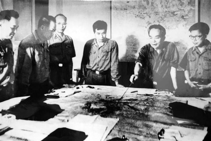 Các cán bộ của quân ủy trung ương theo dõi diễn biến chiến dịch Hồ Chí Minh, tháng 4/1975.