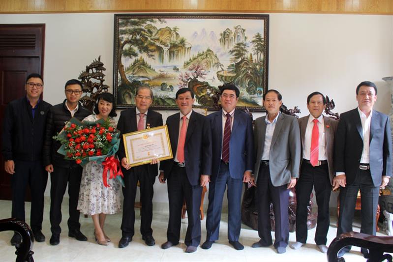 Đoàn lãnh đạo tỉnh, các ban ngành chụp hình lưu niệm cùng gia đình đồng chí Nguyễn Xuân Tiến nguyên Ủy viên BCH Trung ương Đảng, nguyên Bí thư Tỉnh ủy.
