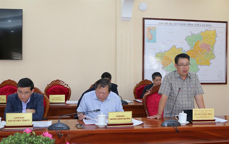 Phó Chủ tịch UBND tỉnh Nguyễn Ngọc Phúc trao đổi các vấn đề liên quan đến báo cáo kinh tế, văn hóa, xã hội và những thành tựu đổi mới của Lâm Đồng.