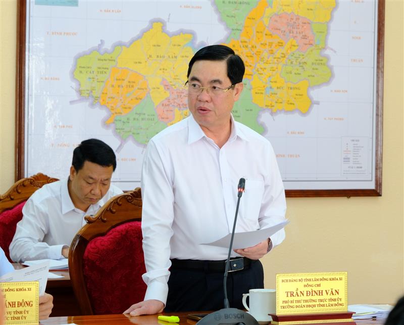 Đồng chí Trần Đình Văn - Phó Bí thư Thường trực Tỉnh ủy trình bày Báo cáo kết quả hoạt động của Tiểu ban và phương hướng nhiệm vụ trong thời gian tới.