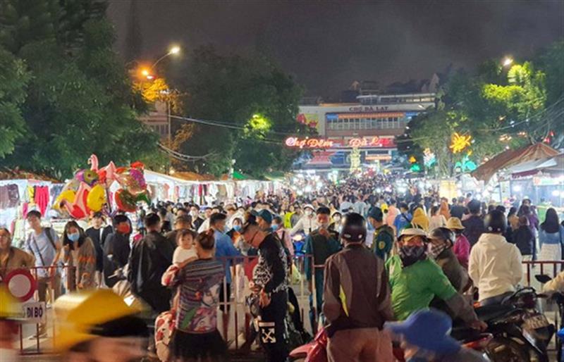 Chợ đêm Đà Lạt bắt đầu đông du khách trở lại sau thời gian dài. (Ảnh chụp tối ngày 5-9). Ảnh: ĐOÀN KIÊN