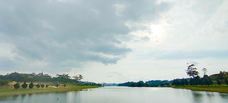 Nét thanh bình trên hồ Xuân Hương.