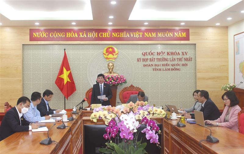 Phó Bí thư Thường trực Tỉnh ủy, Trưởng Đoàn Đại biểu Quốc hội khóa XV tỉnh Lâm Đồng Trần Đình Văn phát biểu trong phiên thảo luận tại tổ.