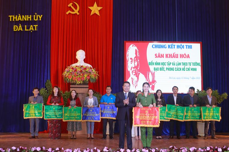 Đồng chí Tôn Thiện San – Phó Bí thư Thành ủy, Chủ tịch UBND thành phố Đà Lạt trao giải nhất cho đội thi đến từ Đảng bộ Công an thành phố Đà Lạt