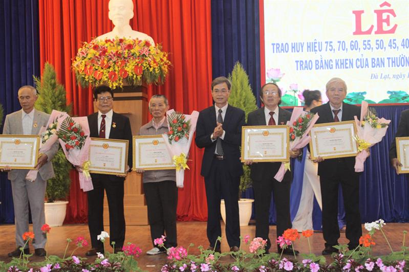 Đồng chí Trần Duy Hùng – Bí thư Thành ủy trao Huy hiệu Đảng cho các đảng viên