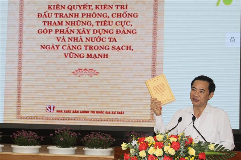 Tiến sỹ Nguyễn Thái Học - Phó Trưởng Ban Nội chính Trung ương quán triệt nội dung cuốn sách.