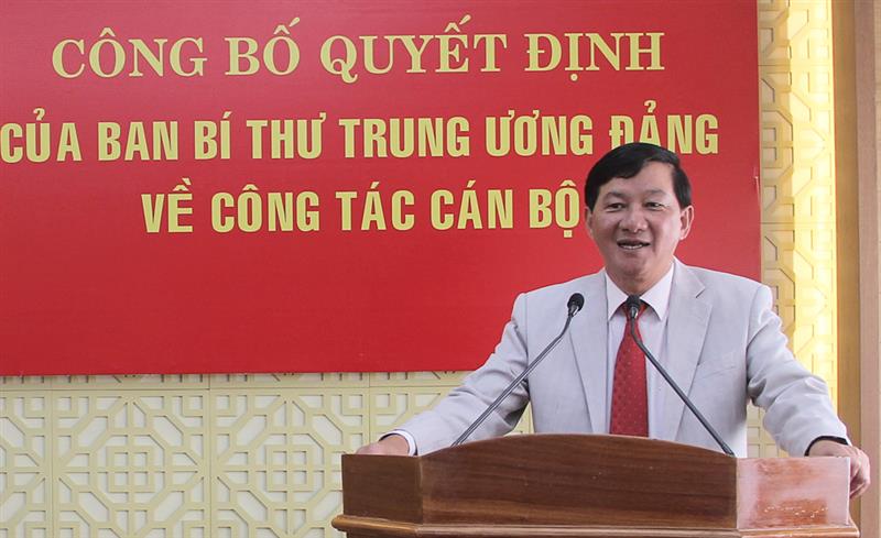 Bí thư Tỉnh ủy Lâm Đồng Trần Đức Quận phát biểu giao nhiệm vụ cho đồng chí Tôn Thiện Đồng.