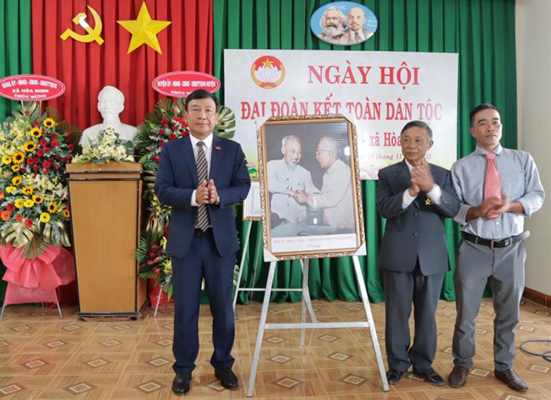 Trưởng Ban Tuyên giáo Tỉnh uỷ tặng bức ảnh Bác Hồ và Bác Tôn động viên tinh thần Nhân dân và cán bộ Thôn 12, xã Hoà Ninh