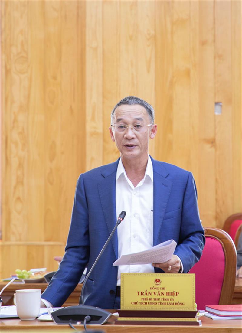 Chủ tịch UBND tỉnh Lâm Đồng Trần Văn Hiệp báo cáo tổng kết Nghị quyết số 10 NQ/TW và Kết luận số 12-KL/TW của Bộ Chính trị tại tỉnh Lâm Đồng