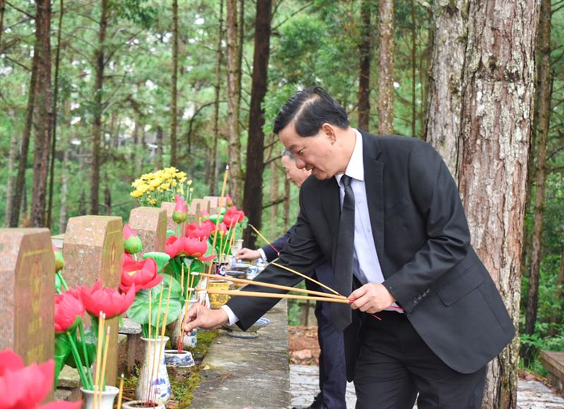 Ủy viên Ban Chấp hành Trung ương Đảng, Bí thư Tỉnh uỷ, Chủ tịch HĐND tỉnh Trần Đức Quận thắp hương các phần mộ liệt sĩ.