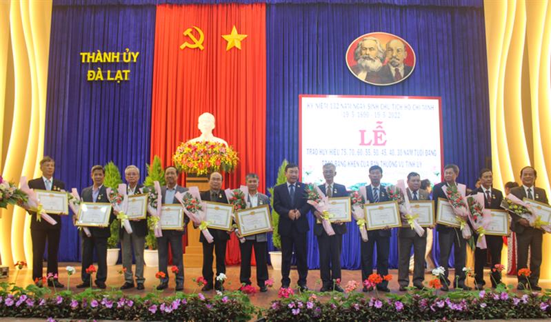 Đồng chí Bùi Thắng – Ủy viên Ban Thường vụ Tỉnh ủy, Trưởng Ban Tuyên giáo trao Huy hiệu Đảng cho các đảng viên