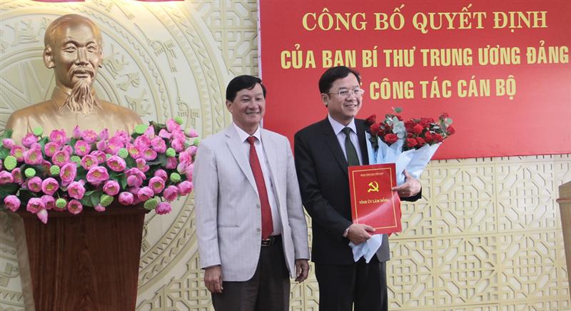 Đồng chí Trần Đức Quận - Ủy viên Ban Chấp hành Trung ương Đảng, Bí thư Tỉnh ủy, Chủ tịch HĐND tỉnh trao quyết định cho đồng chí Tôn Thiện Đồng.