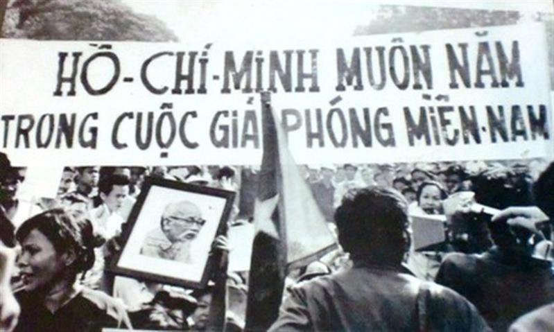Người dân Sài Gòn đổ ra đường vui mừng vì nhận được tin chiến thắng.