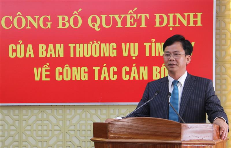 Đồng chí Nguyễn Văn Sơn – Tân Bí thư Huyện ủy Lâm Hà thay mặt các động chí được nhận quyết định điều động phát biểu tại Hội nghị.