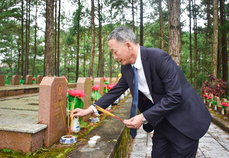 Phó Bí thư Tỉnh uỷ, Chủ tịch UBND tỉnh Trần Văn Hiệp thành kính thắp hương các phần mộ liệt sĩ.