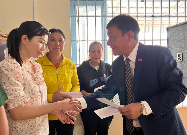 Đồng chí Bùi Thắng trao quà của Ủy ban MTTQ Việt Nam tỉnh cho các hộ nghèo ở Thôn 12