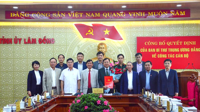 Các đồng chí Ủy viên Ban Thường vụ Tỉnh ủy chụp hình lưu niệm với đồng chí Tôn Thiện Đồng.
