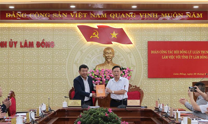 PGS, TS Phạm Văn Linh – Phó Chủ tịch Hội đồng Lý luận Trung ương trao tặng Bộ sách Niên giám khoa học năm 2022 của Hội đồng Lý luận Trung ương cho Tỉnh ủy Lâm Đồng.
