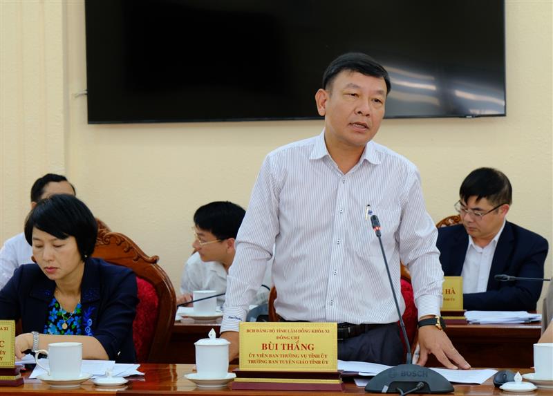 Đồng chí Bùi Thắng - Ủy viên Ban Thường vụ, Trưởng Ban Tuyên giáo Tỉnh ủy phát biểu ý kiến về công tác tuyên truyền.