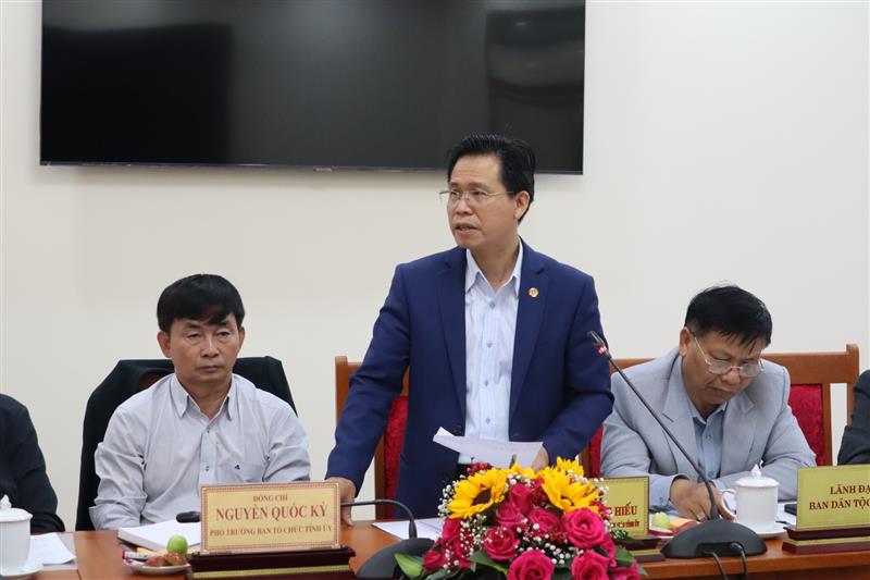 Đồng chí Trần Trung Hiếu - Phó Trưởng Ban Thường trực Ban Tuyên giáo Tỉnh ủy ý kiến về những nhiệm vụ trọng tâm trong công tác phối hợp tuyên truyền thời gian tới.