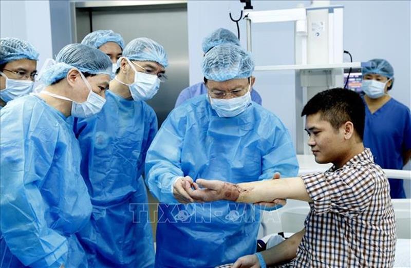 Trung tướng, GS,TS, Thầy thuốc nhân dân Mai Hồng Bàng, Giám đốc bệnh viện Trung ương Quân đội 108 kiểm tra chức năng vận động của bệnh nhân sau ca ghép