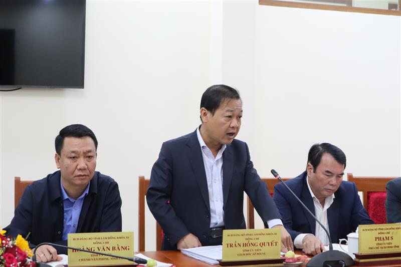 Đồng chí Trần Hồng Quyết - Giám đốc Sở Nội vụ phát biểu ý kiến về công tác phối hợp giữa Sở Nội vụ với Ban Dân vận Tỉnh ủy.