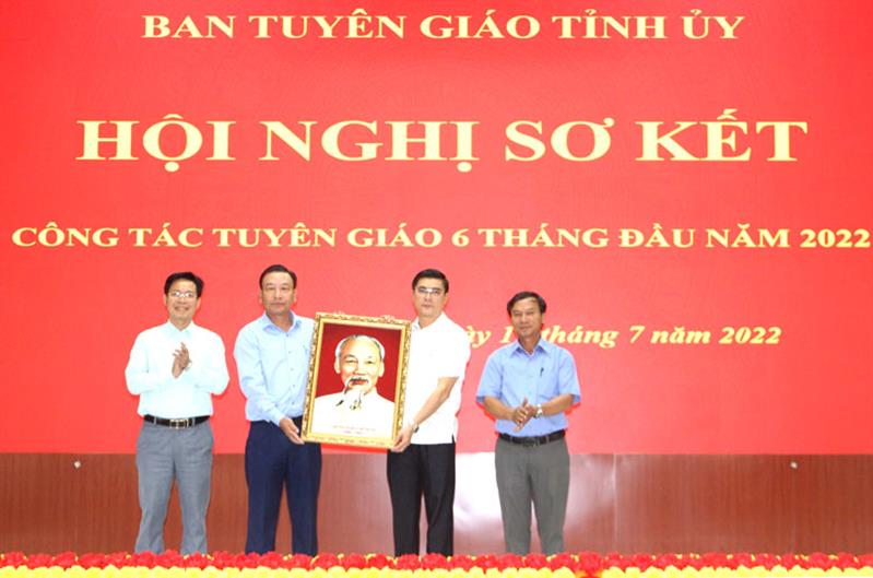 Ban Tuyên giáo Tỉnh ủy Lâm Đồng tặng chân dung Chủ tịch Hồ Chí Minh cho lãnh đạo Huyện ủy Cát Tiên.