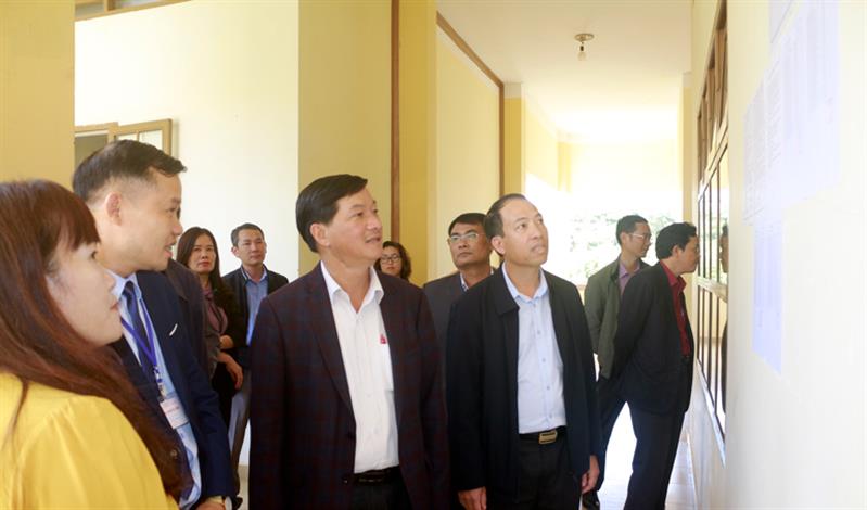 Bí thư Tỉnh ủy Lâm Đồng Trần Đức Quận kiểm tra nơi niêm yết danh sách thí sinh dự thi.