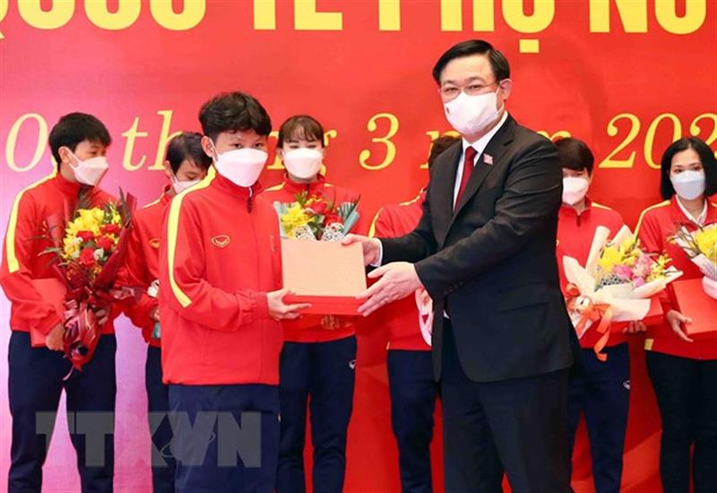 Chủ tịch Quốc hội Vương Đình Huệ tặng hoa và quà chúc mừng các nữ cầu thủ Chủ tịch Quốc hội Vương Đình Huệ tặng hoa và quà chúc mừng các nữ cầu thủ