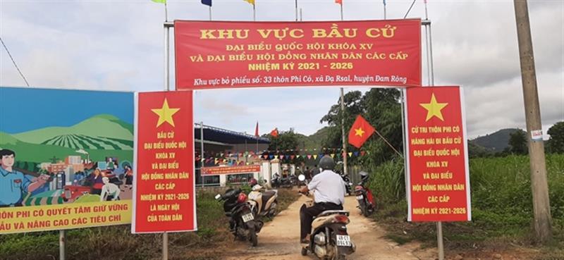 Tại các điểm bó phiếu tại các địa phương trên địa bàn tỉnh Lâm Đồng, cử tri nô nức tham gia bầu cử.